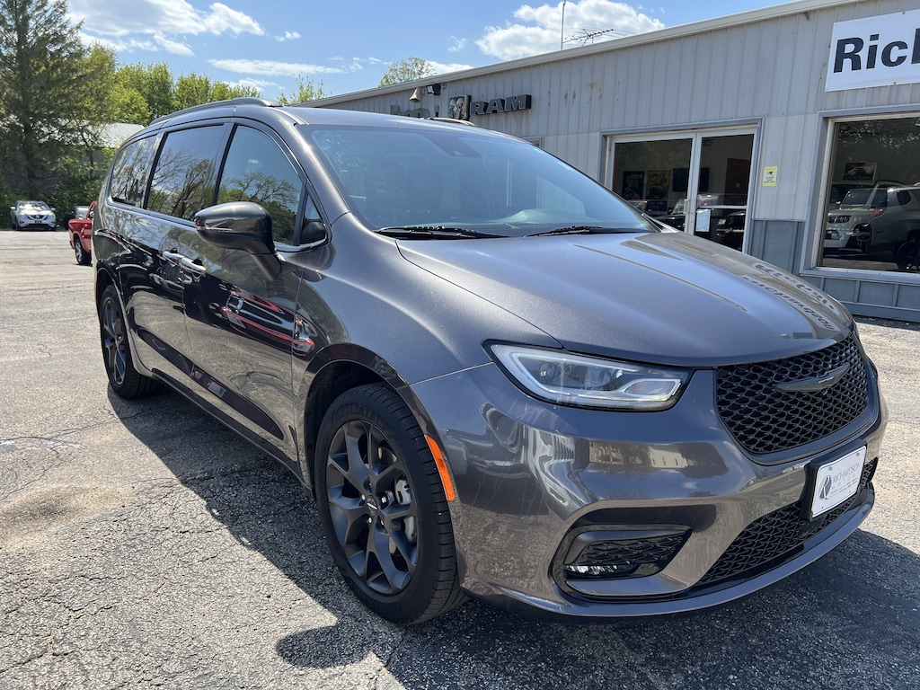 Used 2023 Chrysler Pacifica Touring L Van Passenger Van
