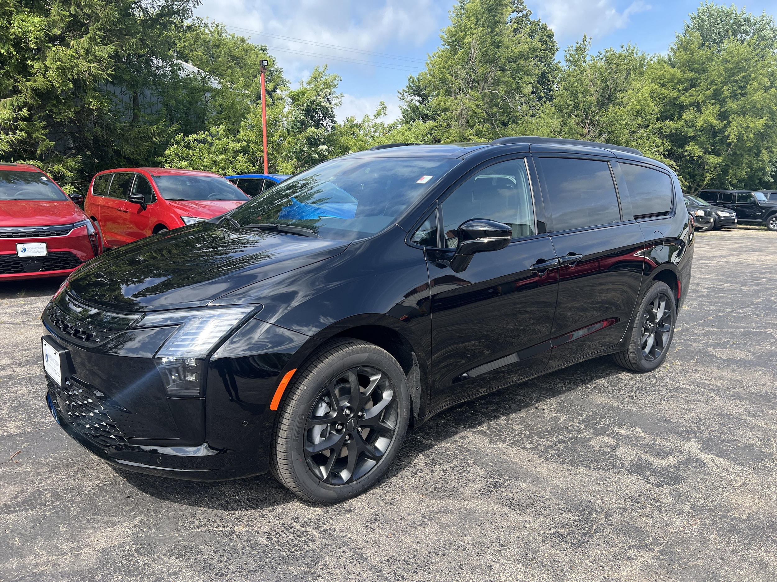 2027 Chrysler Pacifica Limited AWD's photo