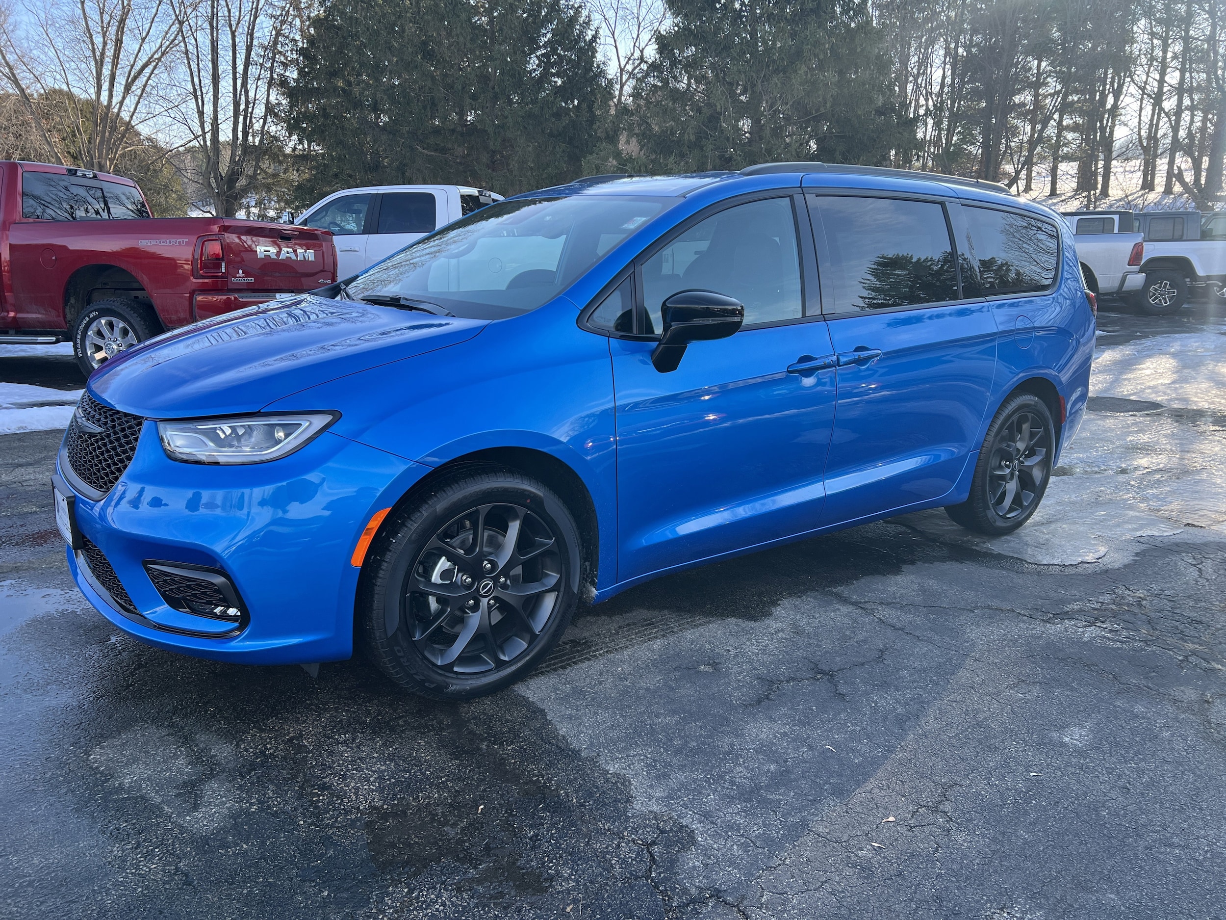 2026 Chrysler Pacifica Select's photo