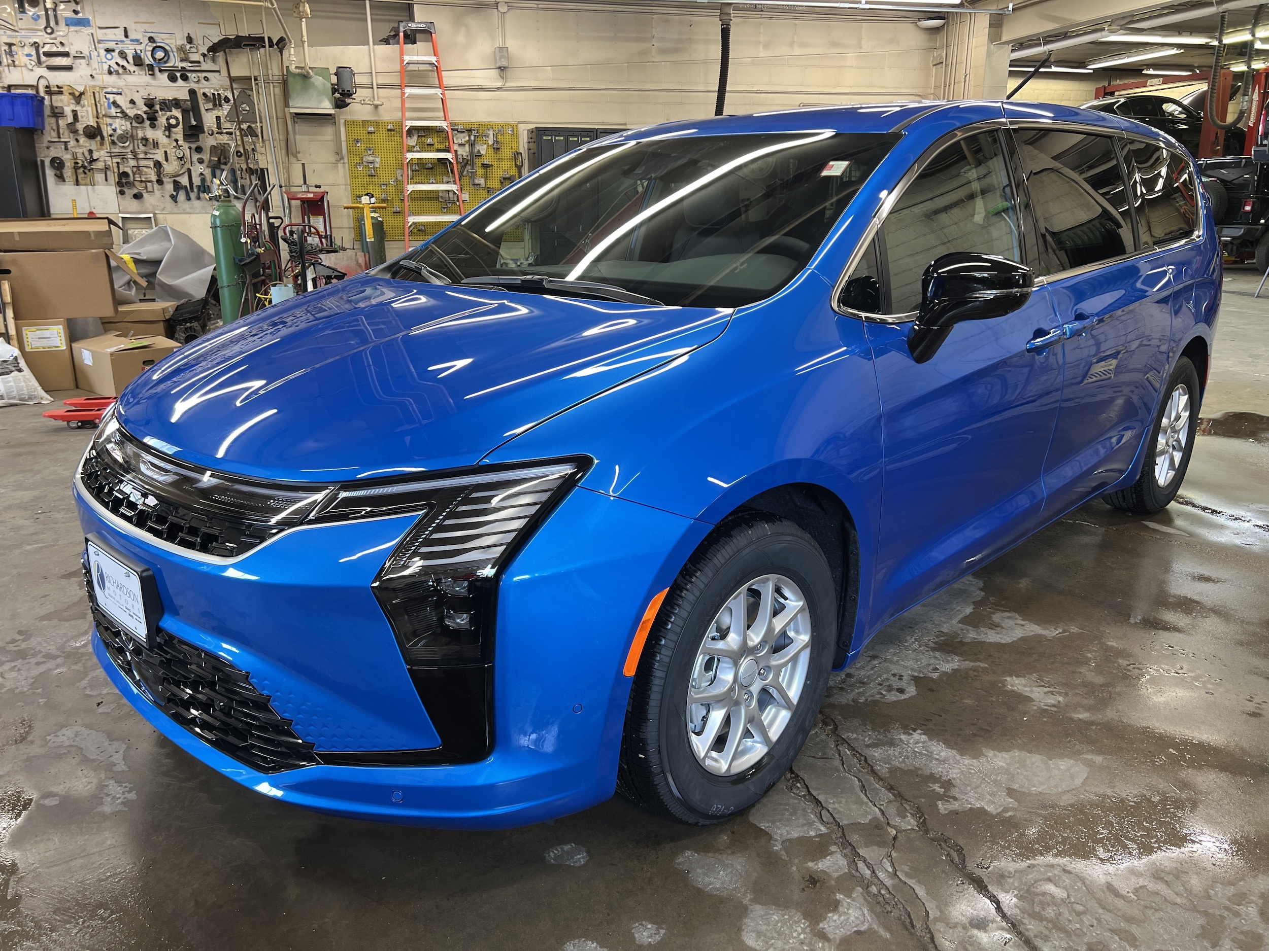 2027 Chrysler Pacifica Select's photo