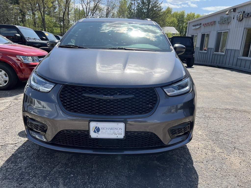 Used 2023 Chrysler Pacifica Touring L Van Passenger Van