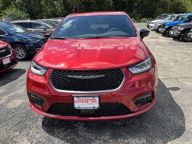2026 Chrysler Pacifica photo 2
