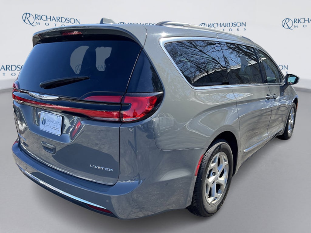 Used 2022 Chrysler Pacifica Limited Van Passenger Van