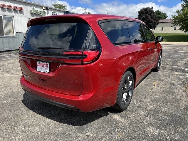 2026 Chrysler Pacifica photo 4