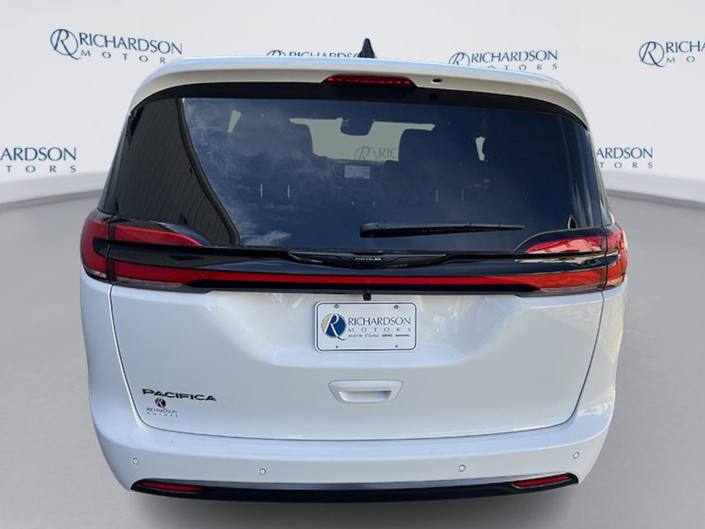 New 2026 Chrysler Pacifica SELECT Passenger Van