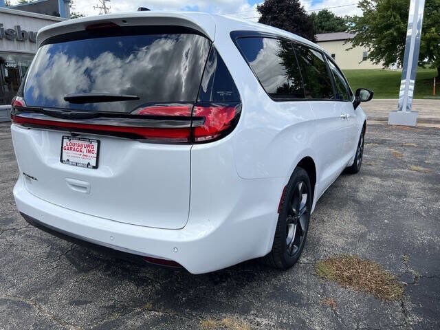 2026 Chrysler Pacifica photo 4