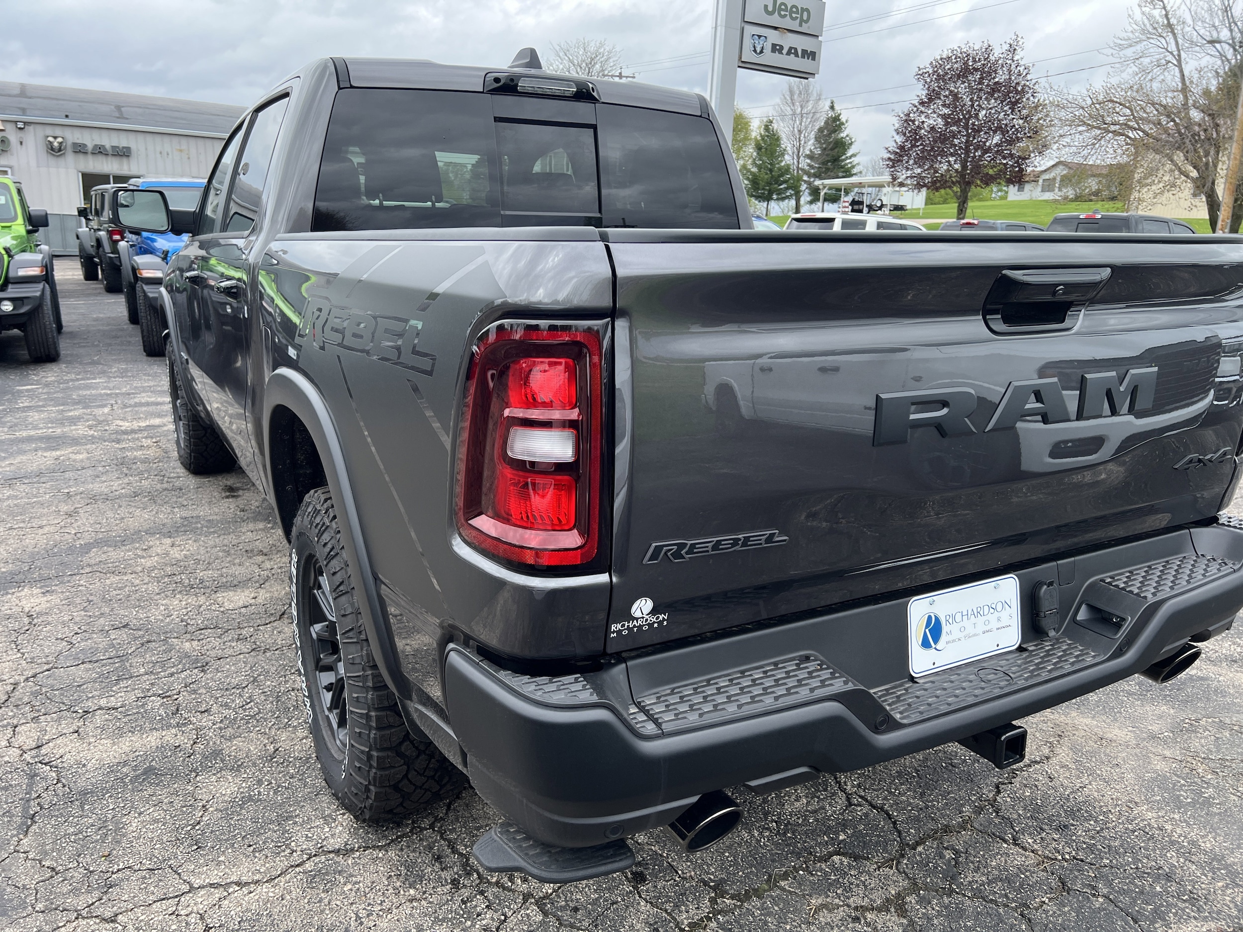 View vehicle photo 7