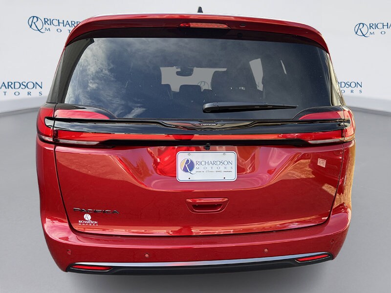 2026 Chrysler Pacifica photo 4