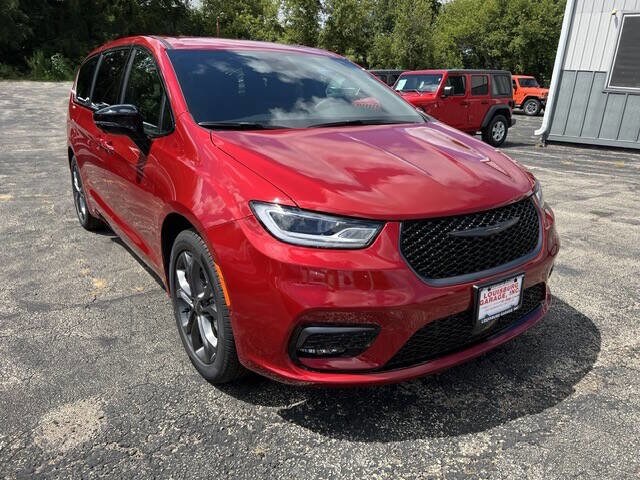 2026 Chrysler Pacifica photo 3