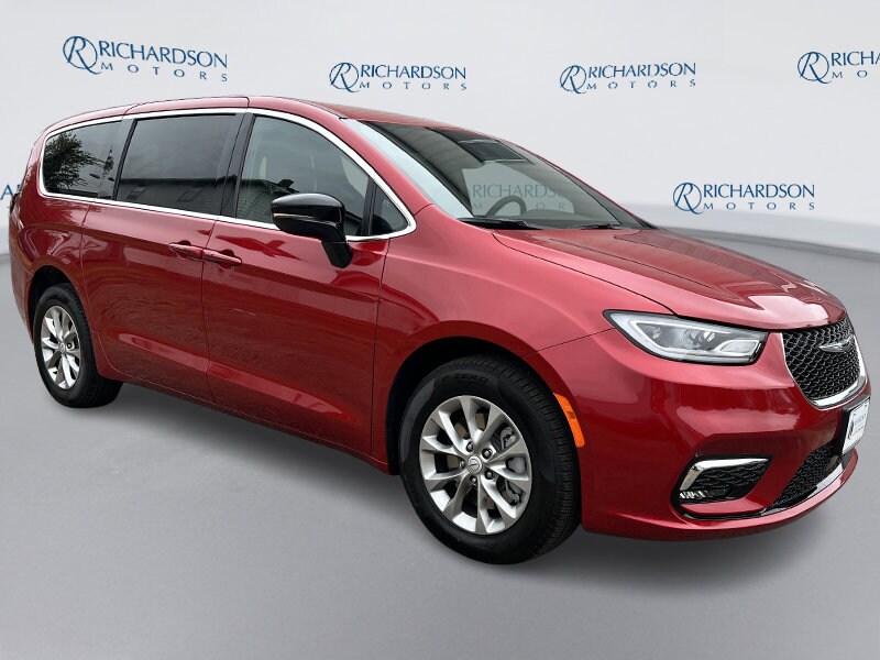 2026 Chrysler Pacifica photo 3