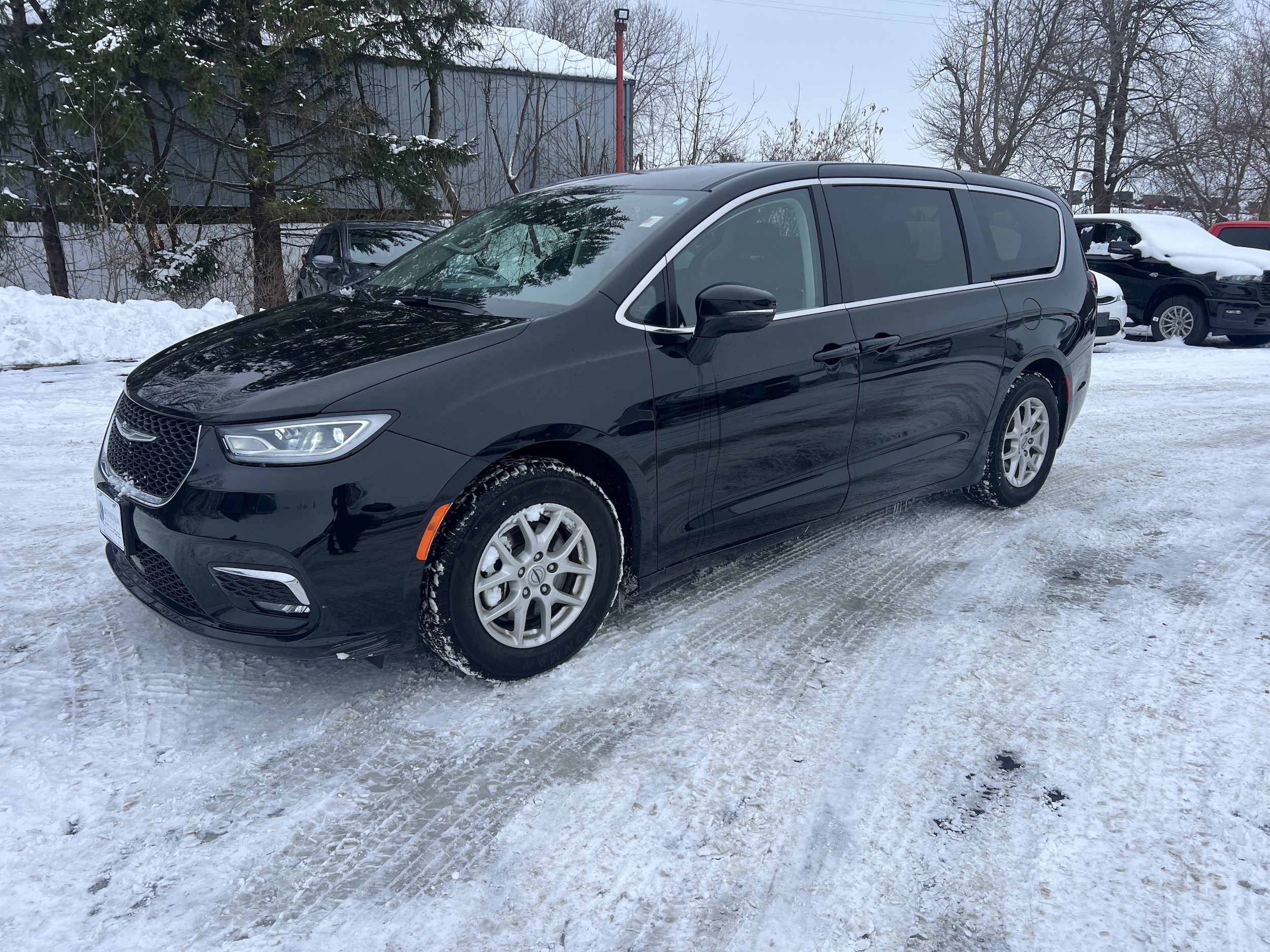 2024 Chrysler Pacifica Touring L's photo