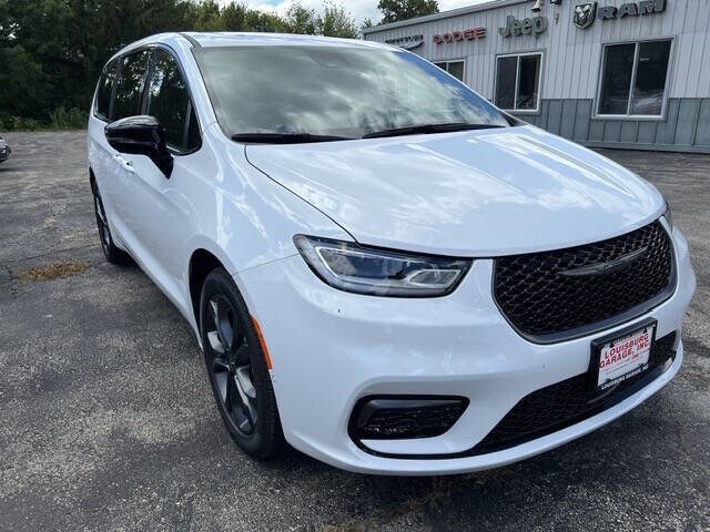 2026 Chrysler Pacifica photo 3
