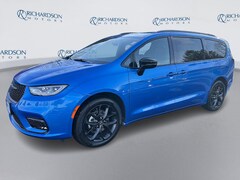 2026 Chrysler Pacifica SELECT Passenger Van