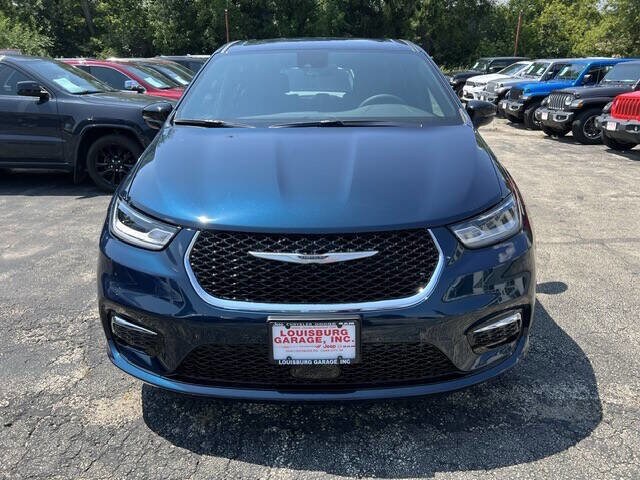 2025 Chrysler Pacifica photo 2
