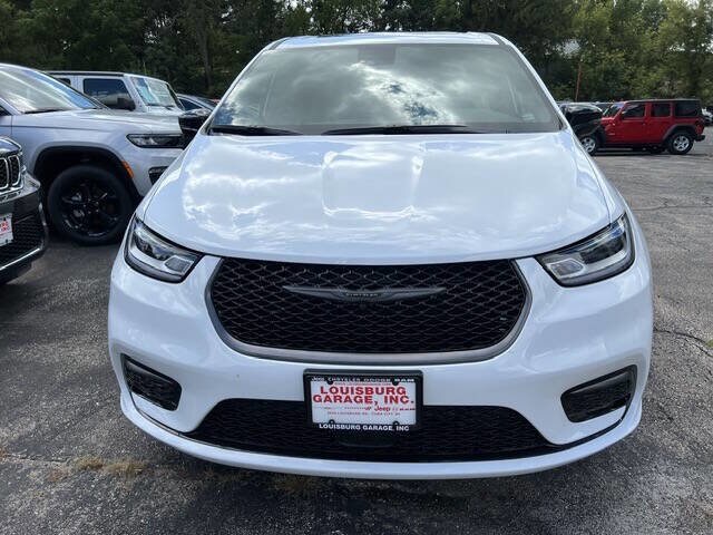 2026 Chrysler Pacifica photo 2