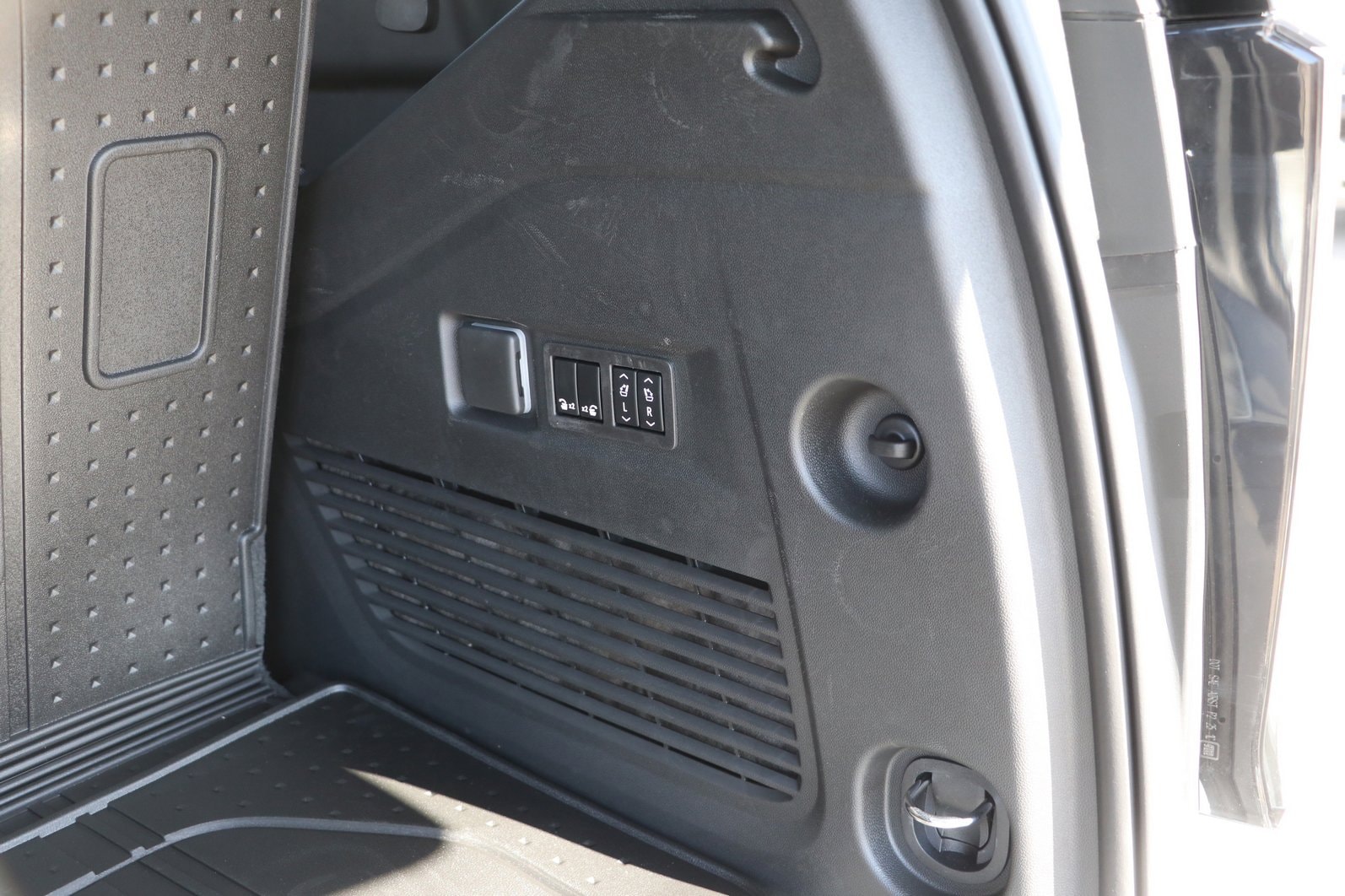 2026 Chevrolet Tahoe RST - Photo 35