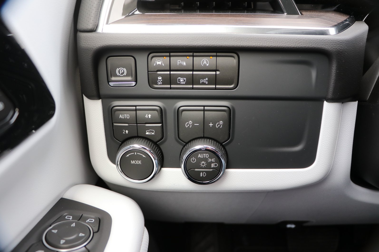2026 Chevrolet Suburban Premier - Photo 14