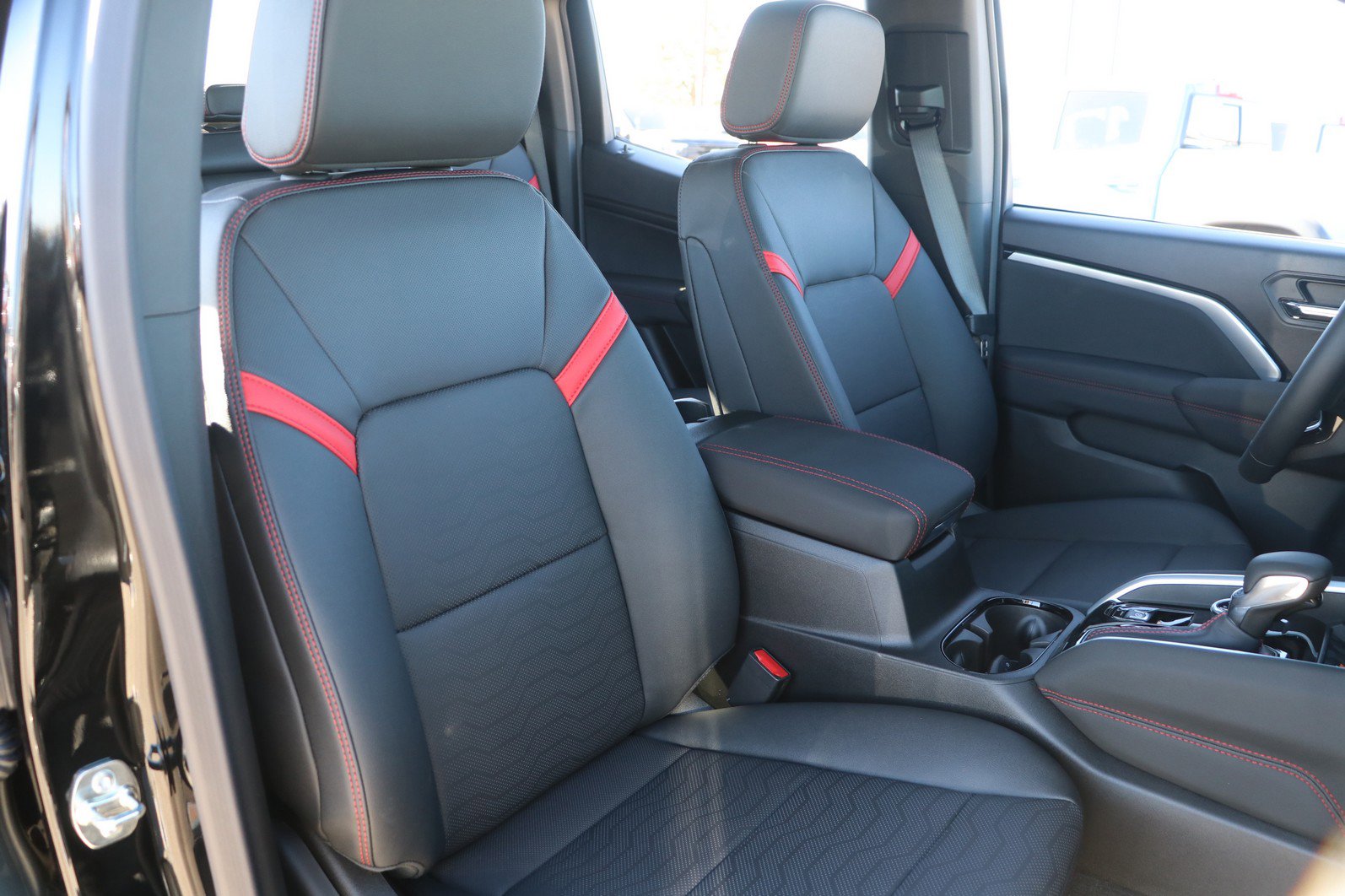 2026 Chevrolet Colorado Z71 - Photo 35