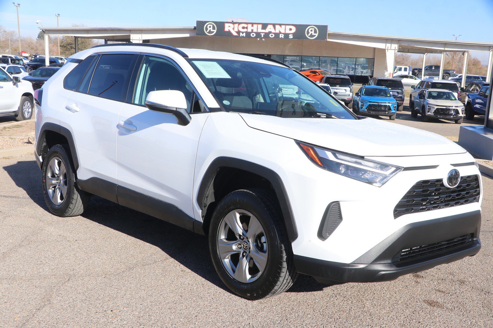 2024 Toyota RAV4 XLE's photo