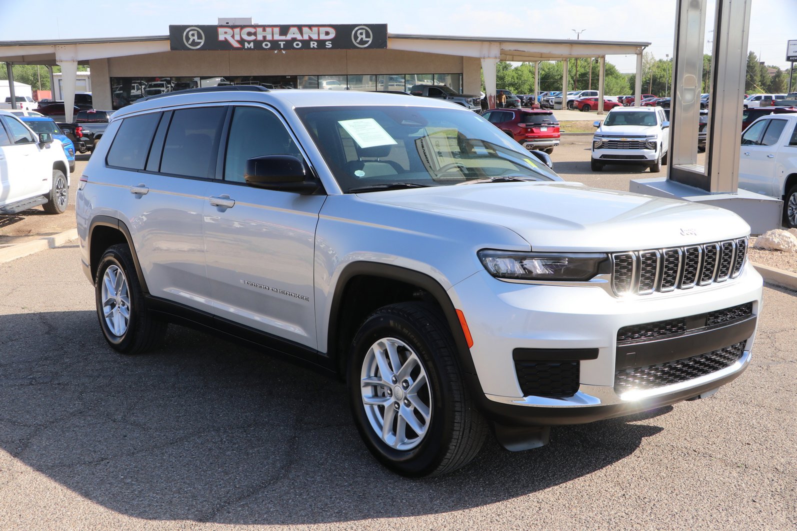 2024 Jeep Grand Cherokee L Laredo 4x4's photo