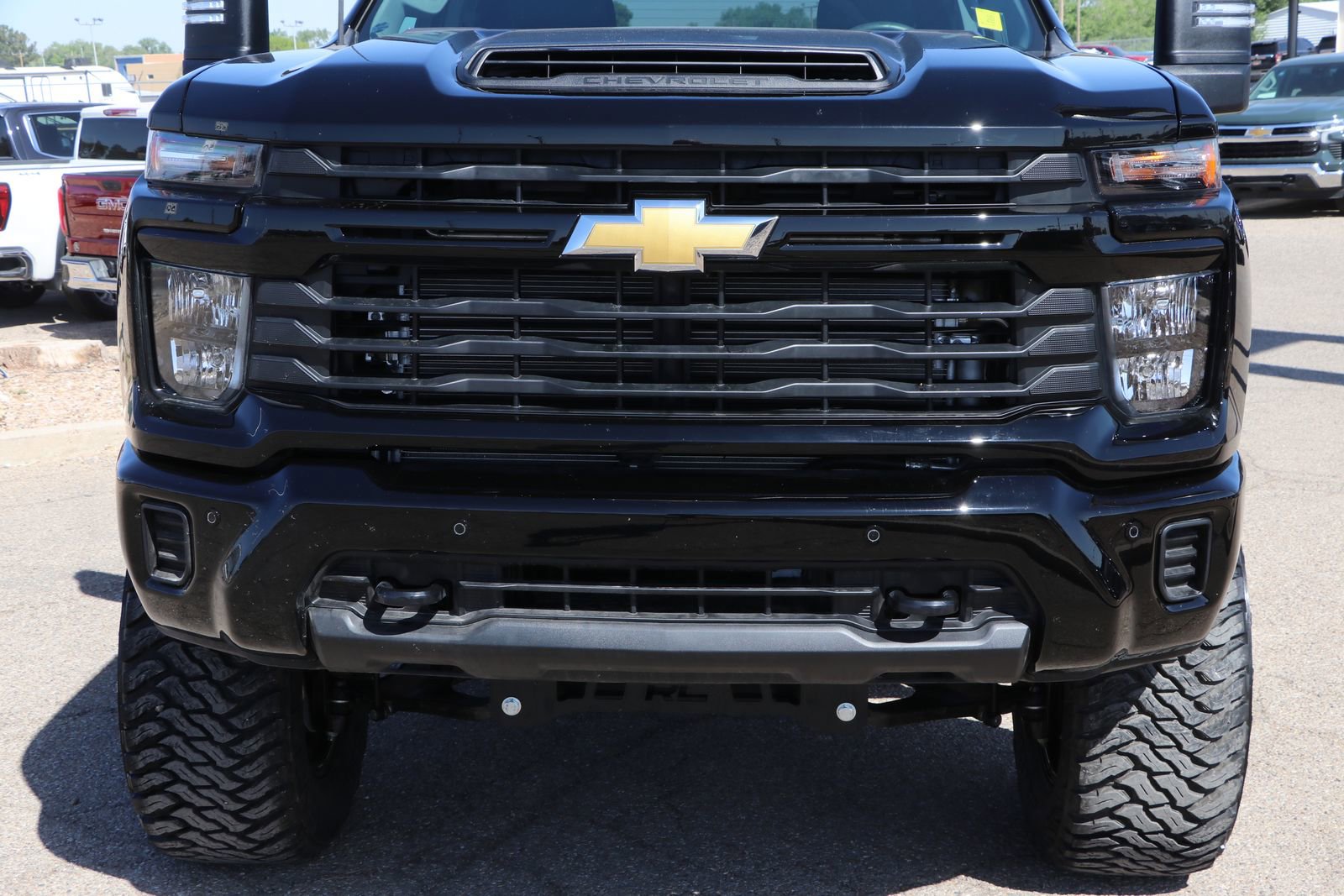 2025 Chevrolet Silverado 2500HD Custom photo 2