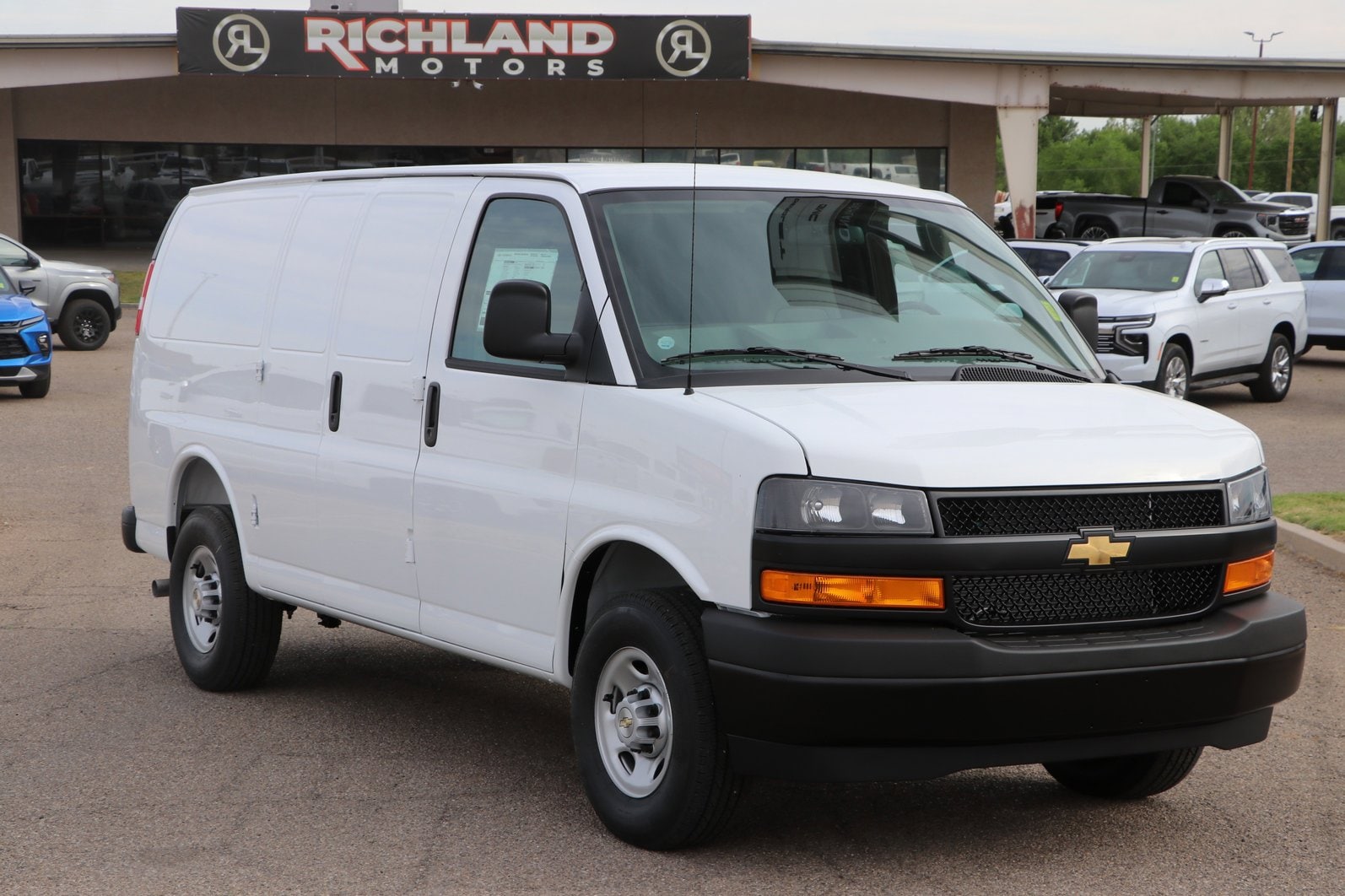 2026 Chevrolet Express 3500 Work Van HD's photo