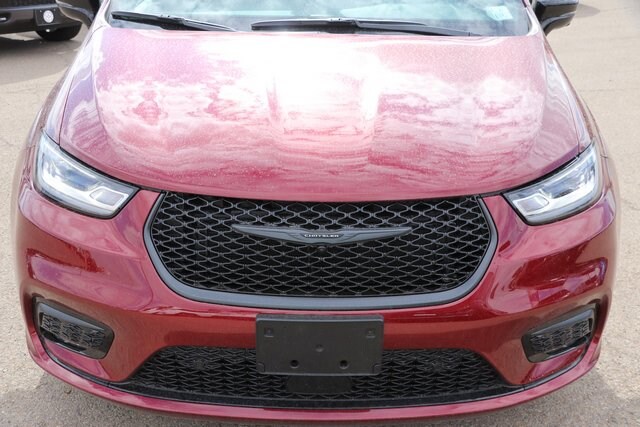 2023 Chrysler Pacifica Hybrid Limited photo 2