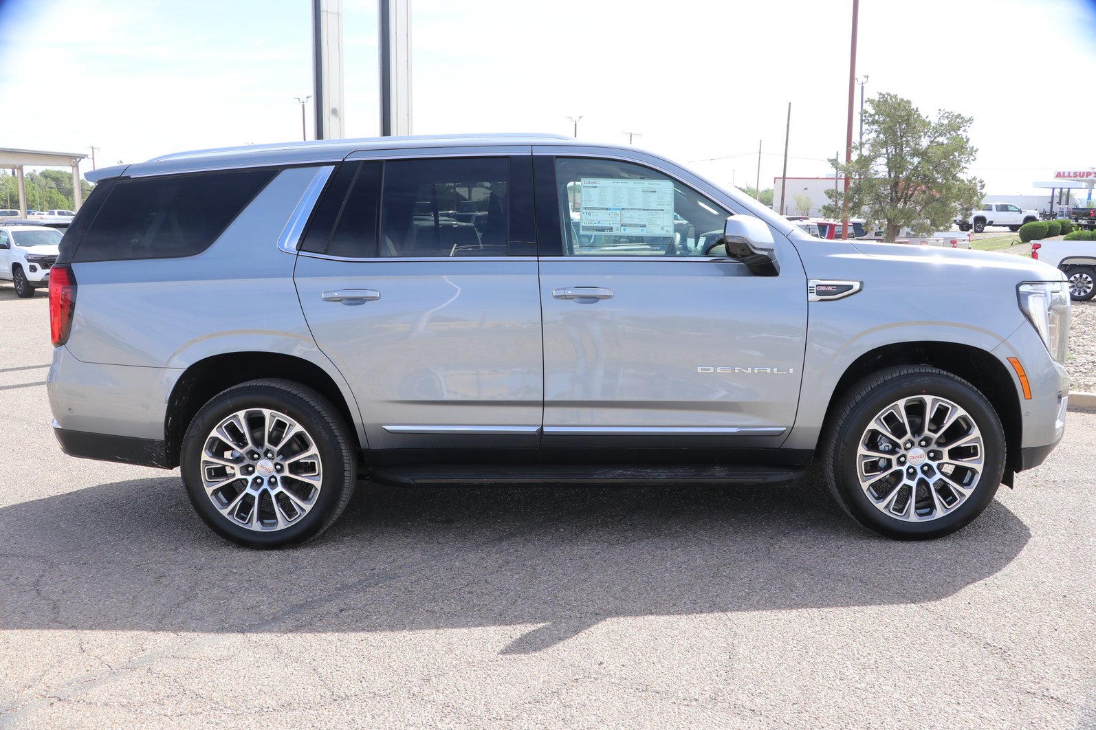 2026 GMC Yukon Denali - Photo 10