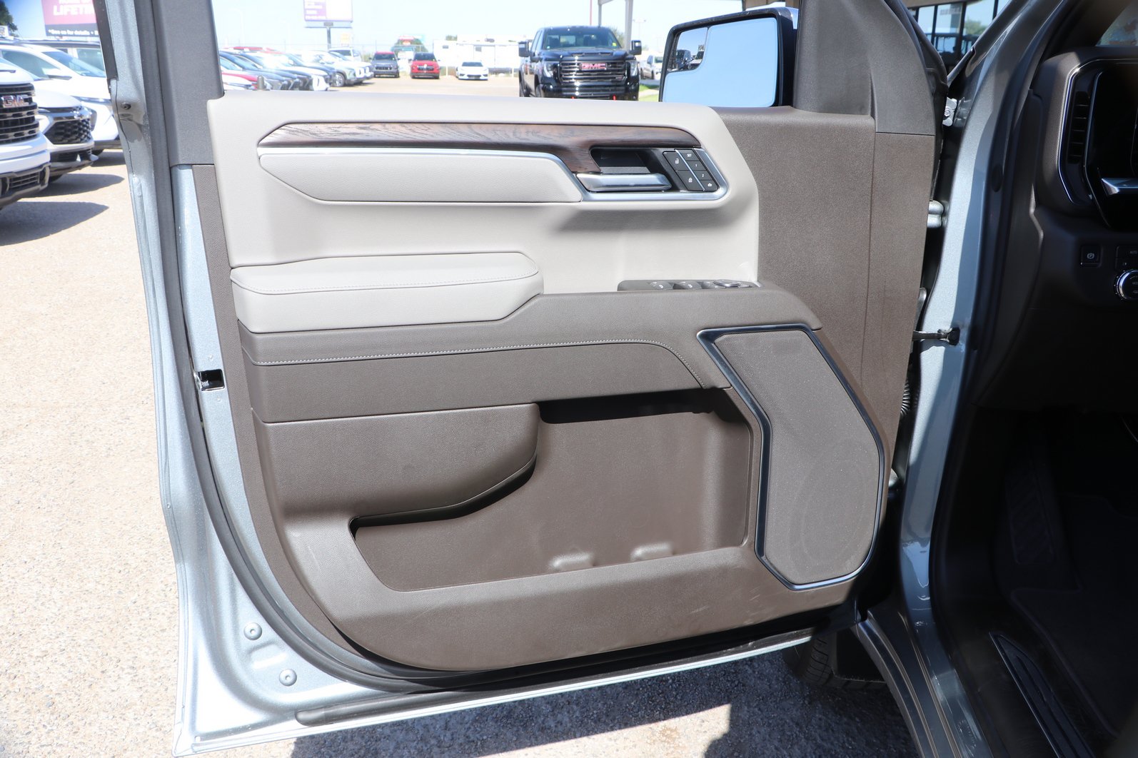 2026 GMC Sierra 1500 SLT - Photo 9