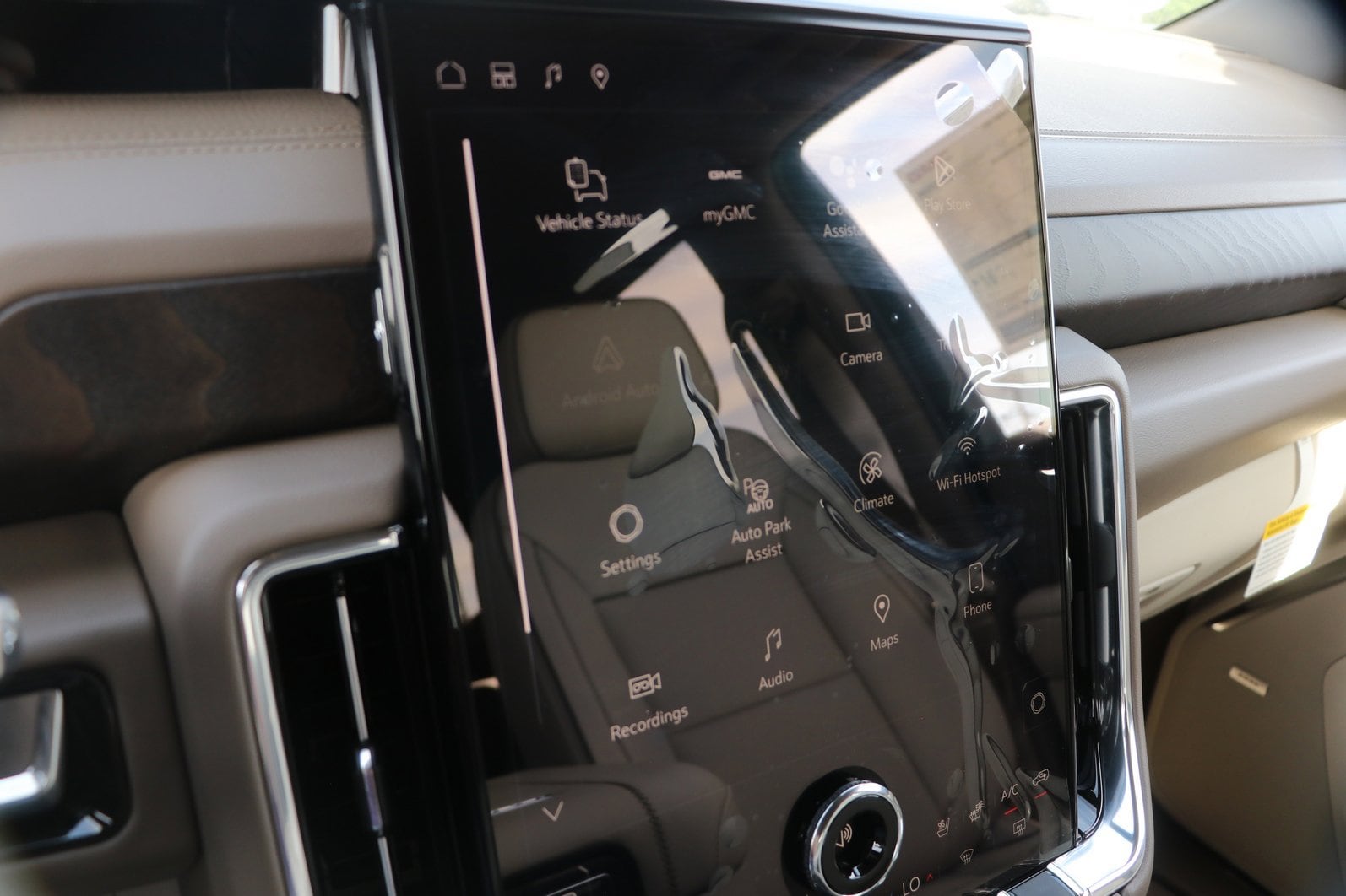 2026 GMC Yukon Denali - Photo 22