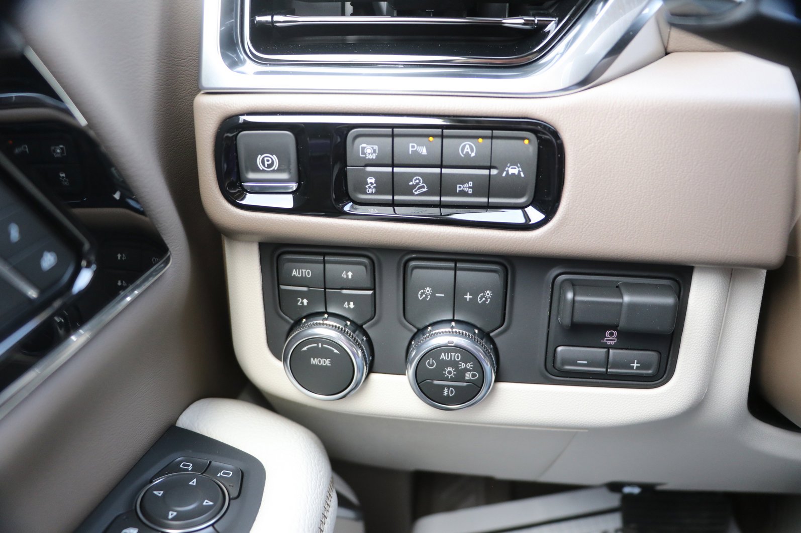 2026 GMC Yukon Denali - Photo 14