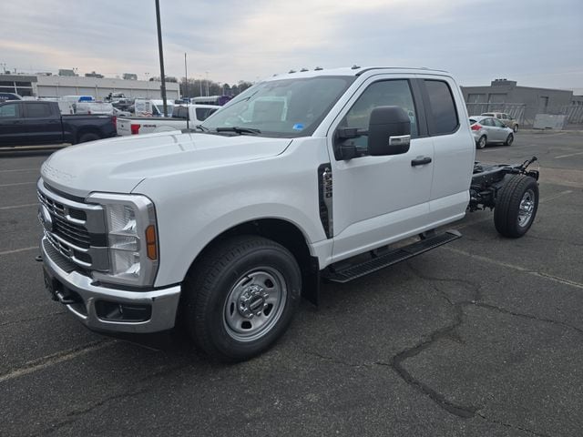 2026 Ford F-350 Chassis Super Cab 