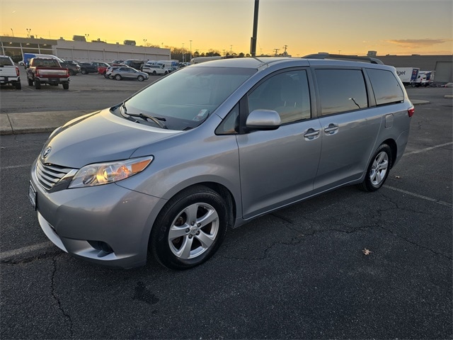 2015 Toyota Sienna LE's photo