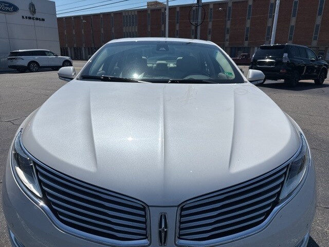 2016 Lincoln MKZ Base photo 2