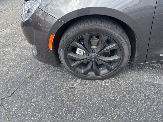 2019 Chrysler Pacifica Limited photo 2