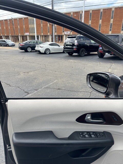 2019 Chrysler Pacifica Limited photo 4