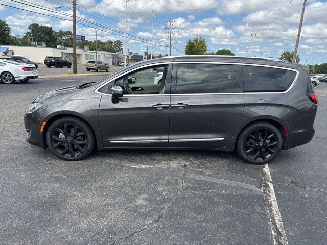 2019 Chrysler Pacifica Limited photo 3
