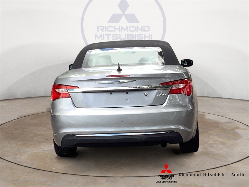 2013 Chrysler 200 Touring photo 3