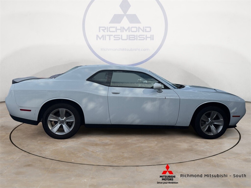 2023 Dodge Challenger SXT photo 2