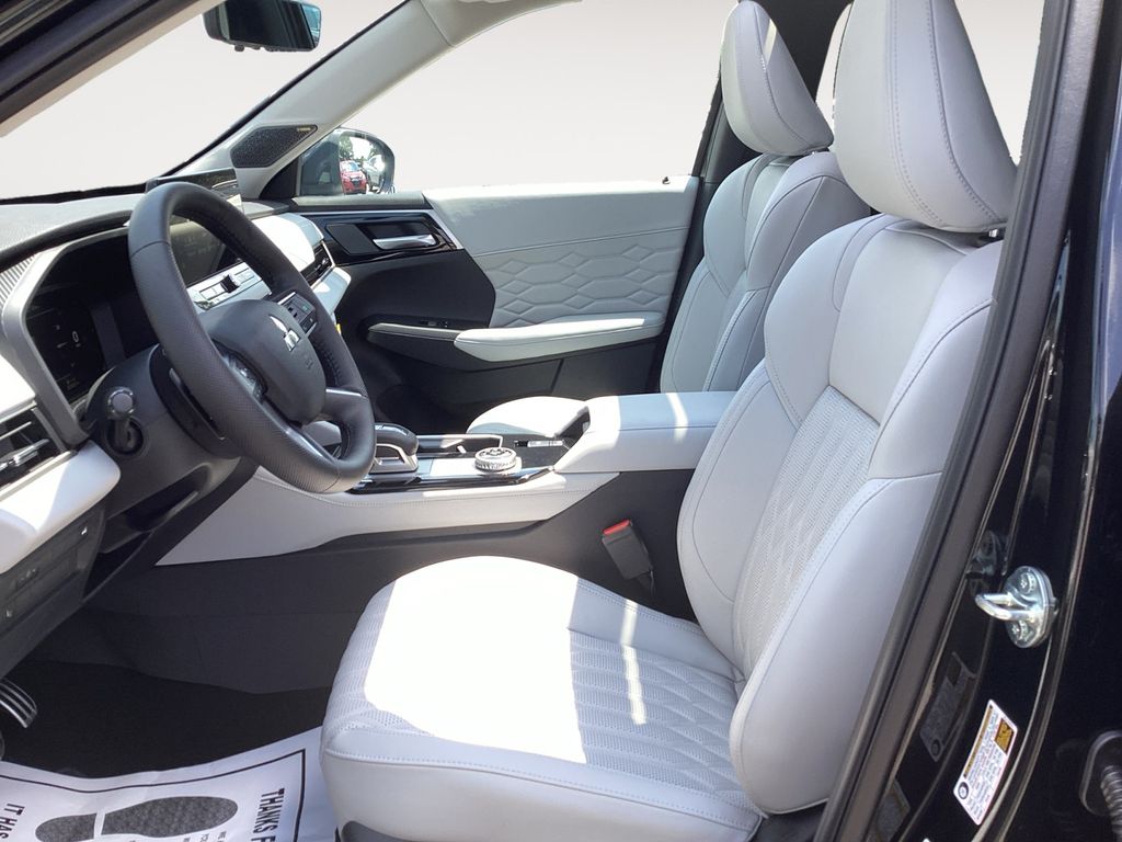 2025 Mitsubishi Outlander SEL Platinum Edition - Photo 9