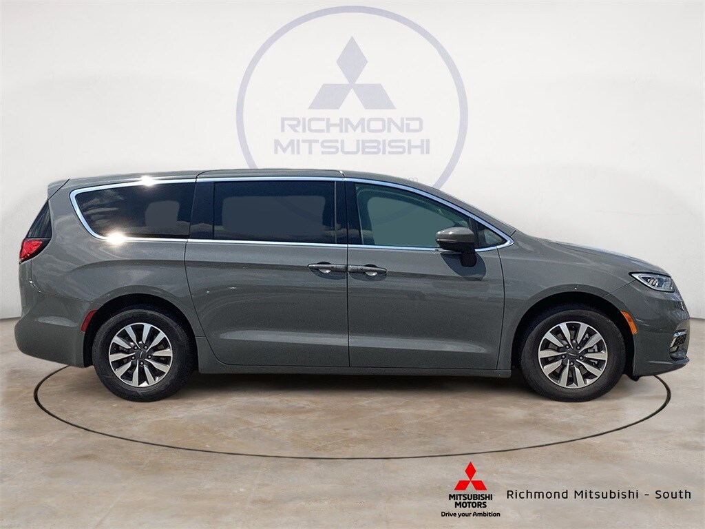 2023 Chrysler Pacifica Touring L photo 2