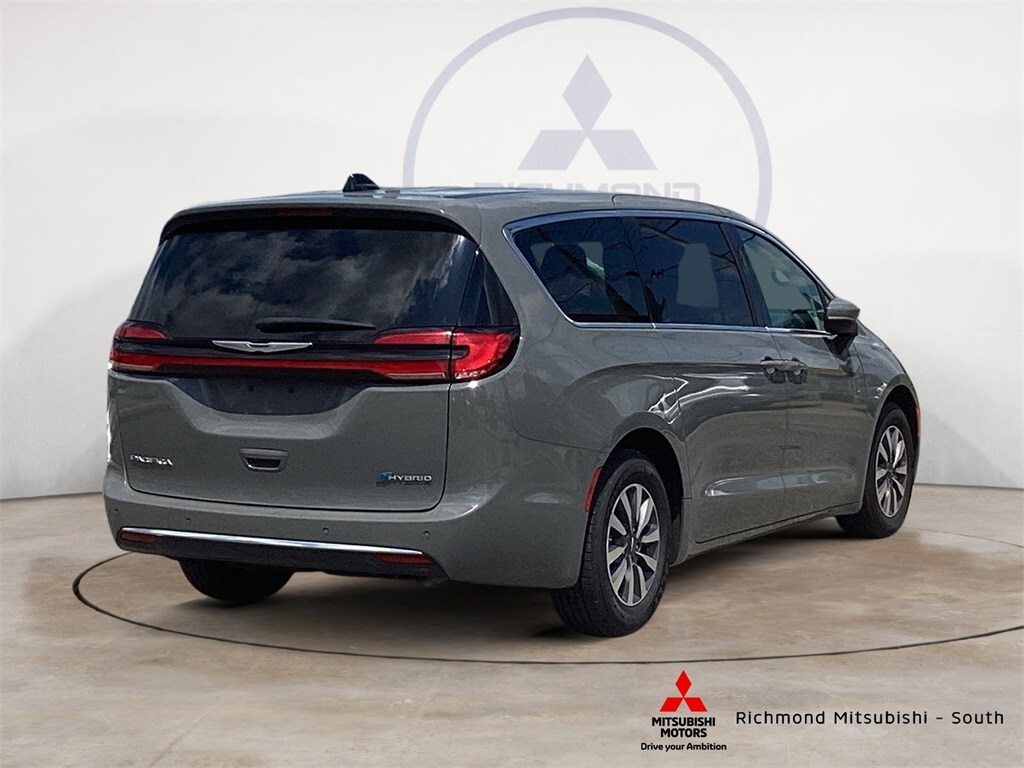 2023 Chrysler Pacifica Touring L photo 3