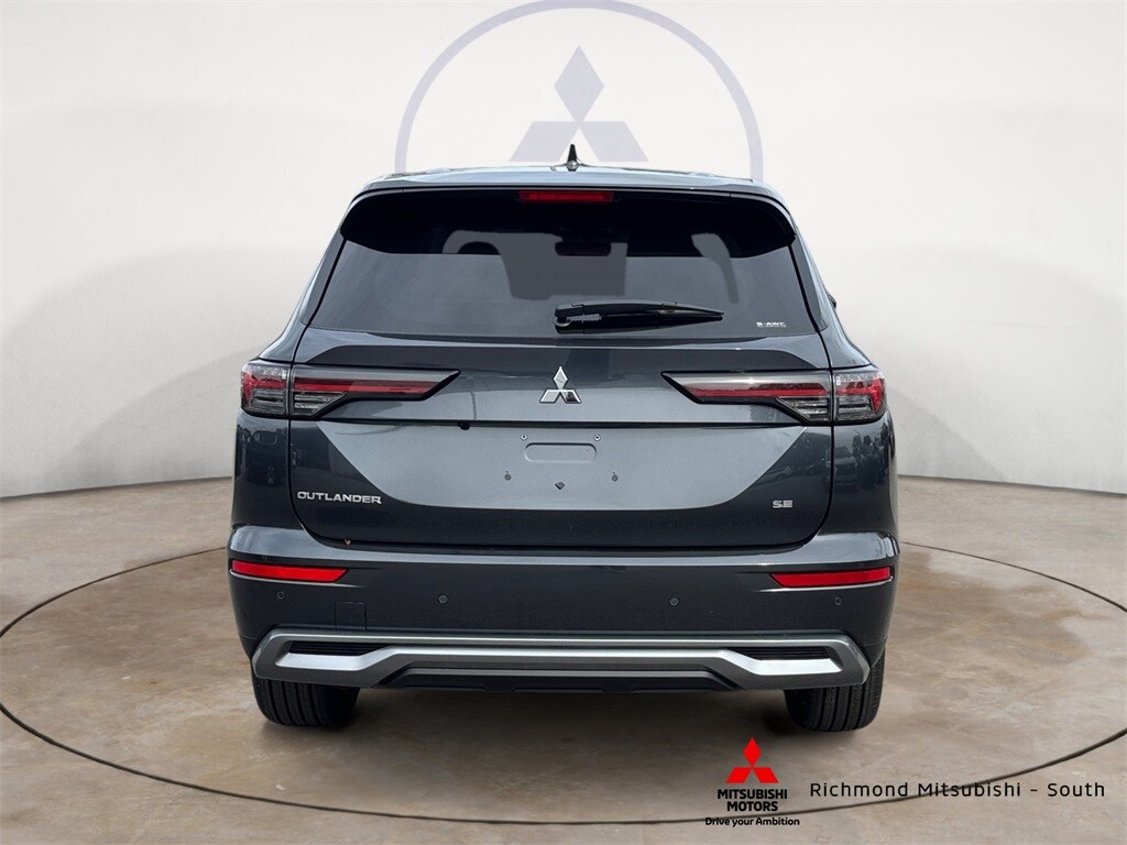 2025 Mitsubishi Outlander SE photo 4