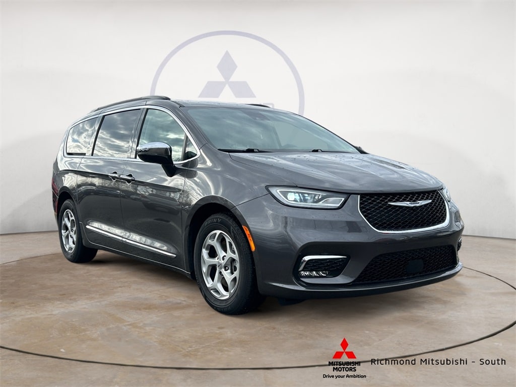 2023 Chrysler Pacifica Limited's photo