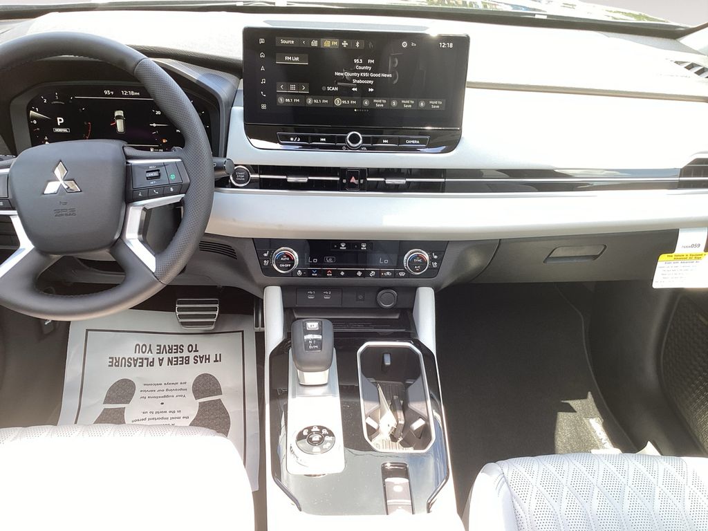 2025 Mitsubishi Outlander SEL Platinum Edition - Photo 10