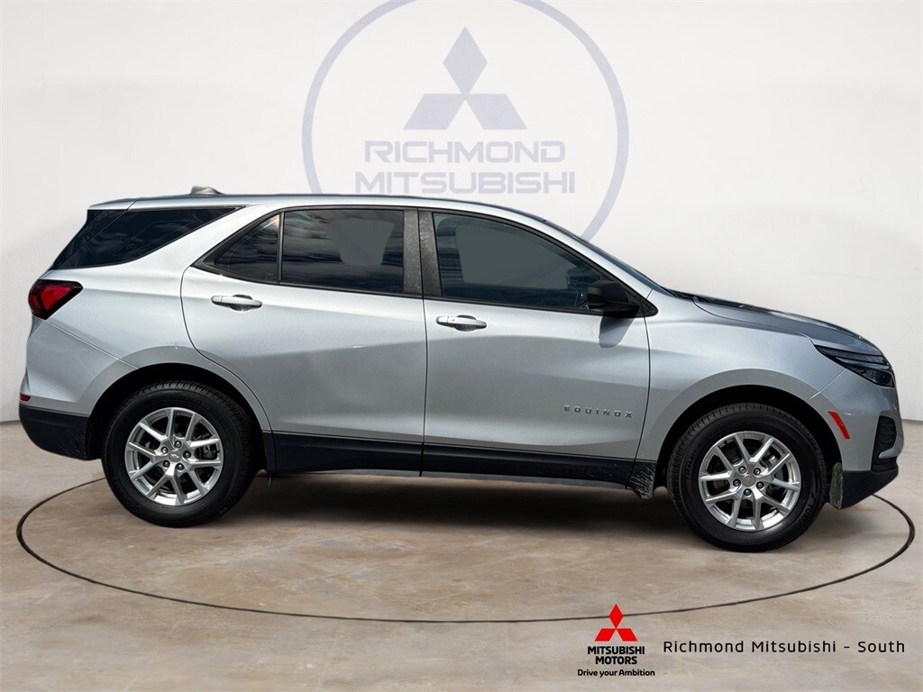 2022 Chevrolet Equinox LS photo 2
