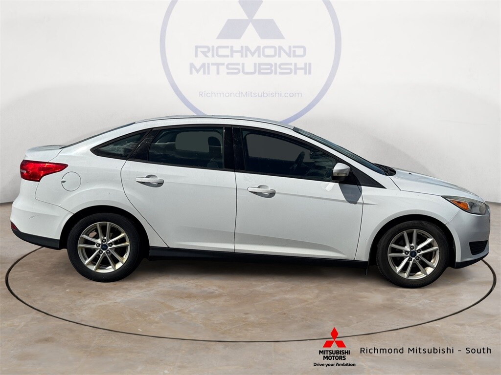 2017 Ford Focus SE photo 2