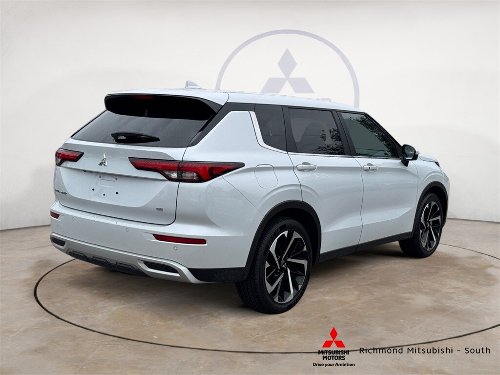 2024 Mitsubishi Outlander SE Black Edition photo 3