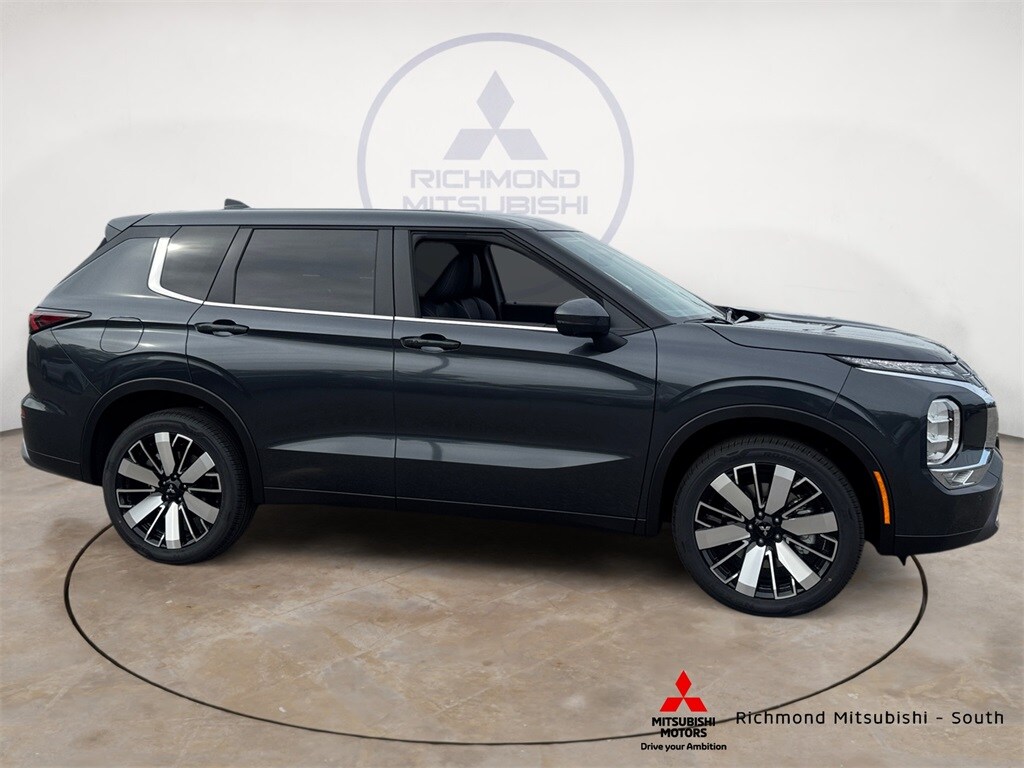 2025 Mitsubishi Outlander SE photo 2