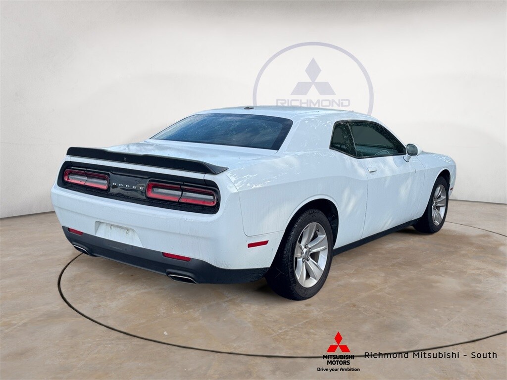 2023 Dodge Challenger SXT photo 3